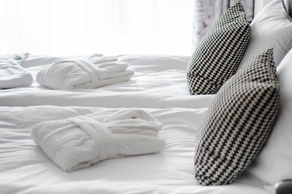 Łóżko lub łóżka w pokoju w obiekcie Grand Kapitan Medi Spa - POKOJE OZONOWANE
