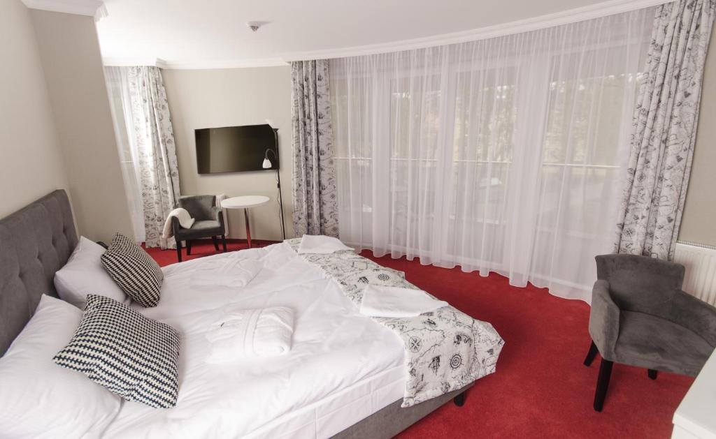 Łóżko lub łóżka w pokoju w obiekcie Grand Kapitan Medi Spa - POKOJE OZONOWANE