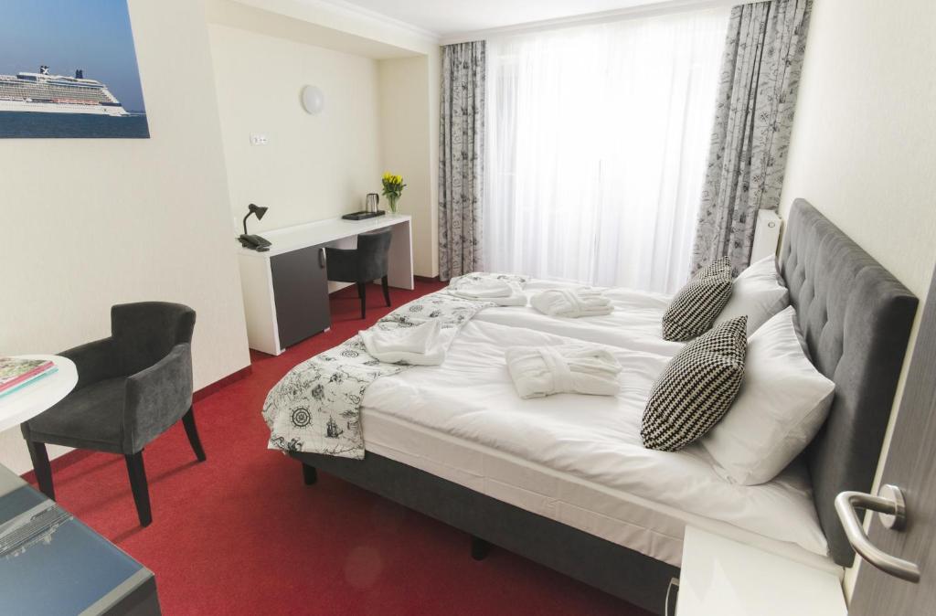 Łóżko lub łóżka w pokoju w obiekcie Grand Kapitan Medi Spa - POKOJE OZONOWANE
