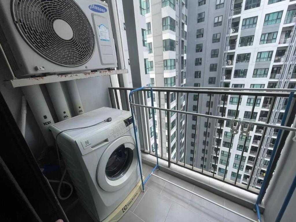 a washing machine on a balcony in a building at 芭提雅市中心The Base 高端公寓酒店 in Pattaya
