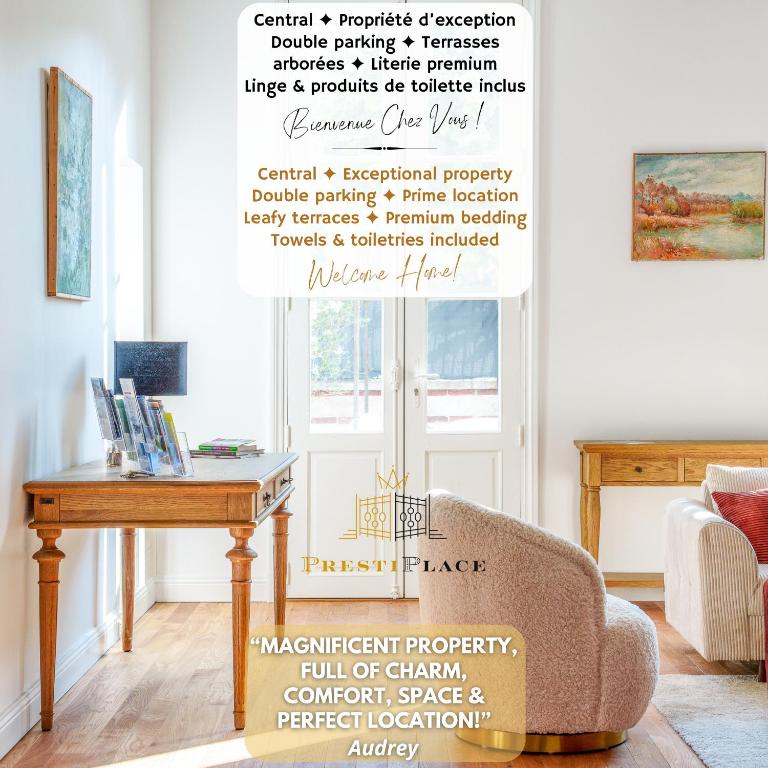 - un salon doté d'un mur avec un panneau. dans l'établissement La Maison de Ronsard - By PrestiPlace, à Tours