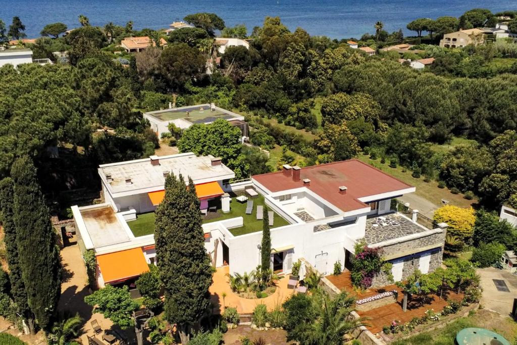 une vue aérienne d'une maison dans l'établissement Nina - Splendide villa, domaine privé, jardin magnifique, rooftop et plage à pied, à Porticcio
