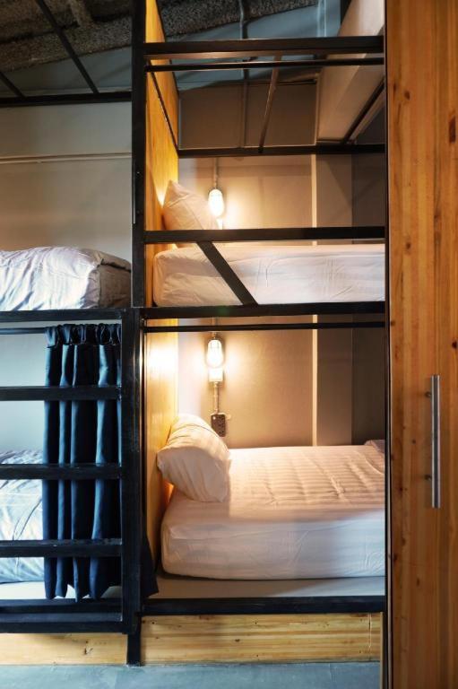 Postel nebo postele na pokoji v ubytování poonpun poshtel
