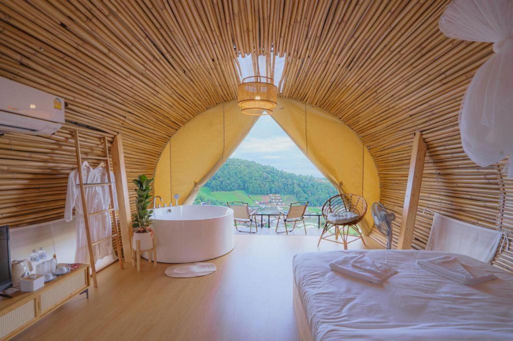 Peisaj natural din apropierea acestui hotel