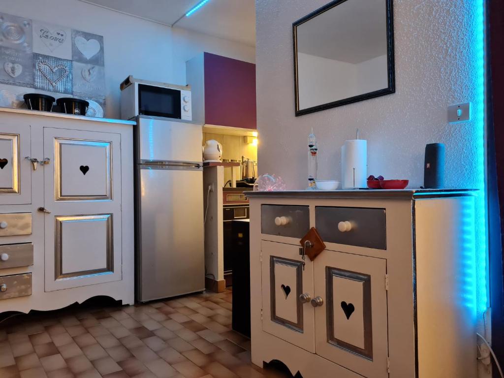  La cuisine est équipée de placards blancs et d'un réfrigérateur. dans l'établissement appartement avant port, au Cap d'Agde