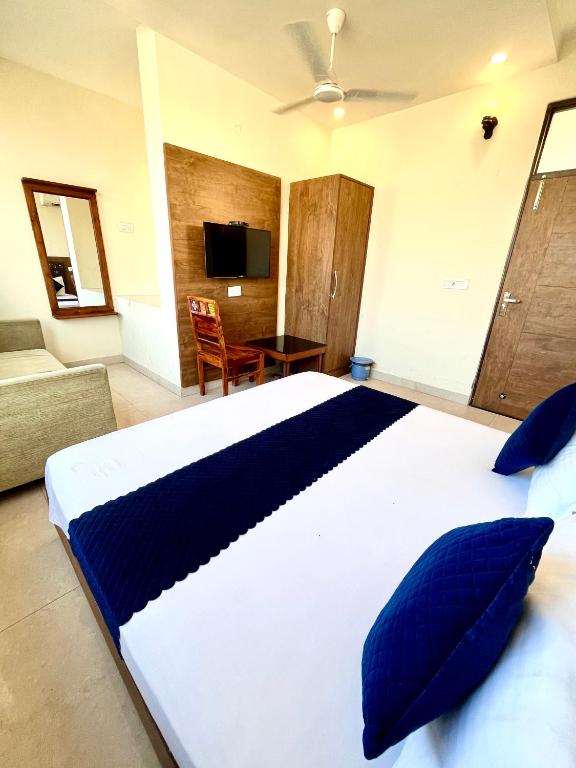 Postel nebo postele na pokoji v ubytování Hotel Woodcrest by Sidham Group !! Comfortable and Peaceful Stay !! Top Rated !! Preferred Hotel Chain