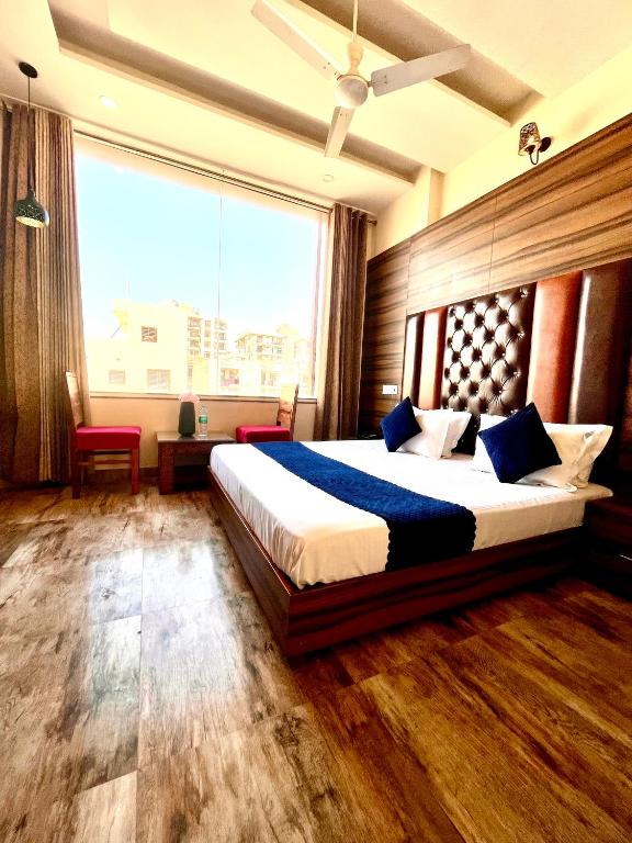 Postel nebo postele na pokoji v ubytování Hotel Woodcrest by Sidham Group !! Comfortable and Peaceful Stay !! Top Rated !! Preferred Hotel Chain