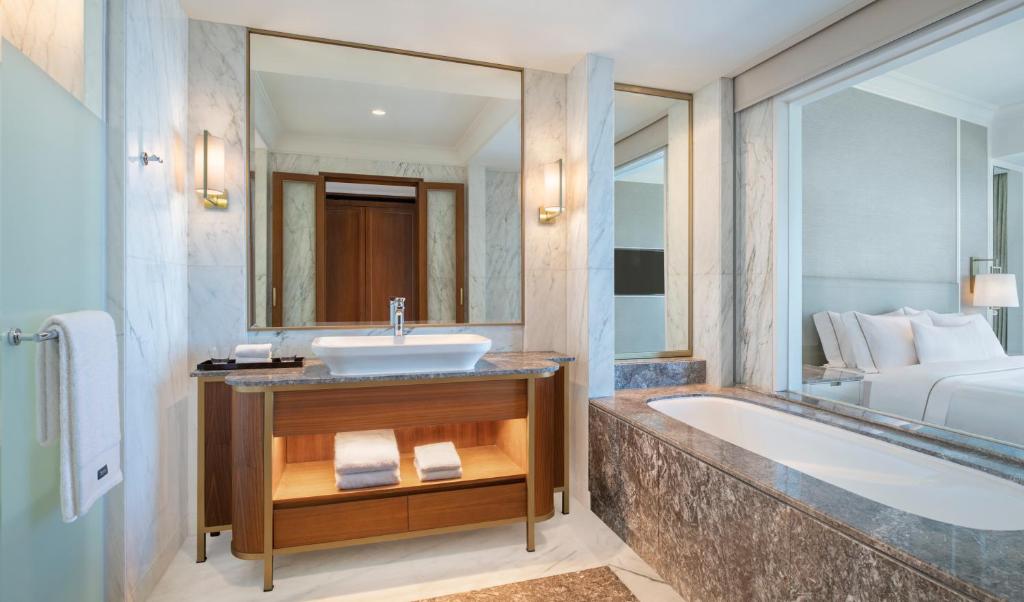 Postel nebo postele na pokoji v ubytování The Westin Surabaya