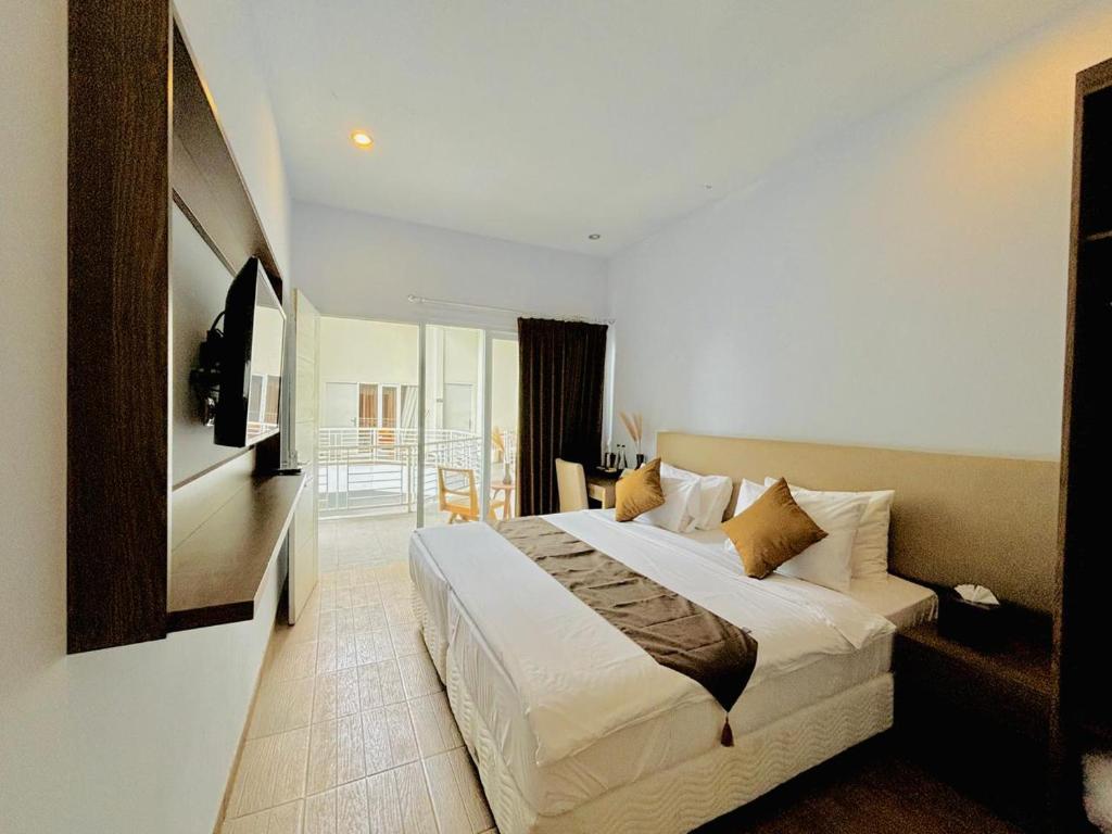 a bedroom with a large bed in a room at Casa Due in Canggu