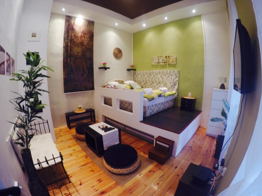 1 dormitorio pequeño con 1 cama en una habitación en Smart City Apartment 2, en Budapest