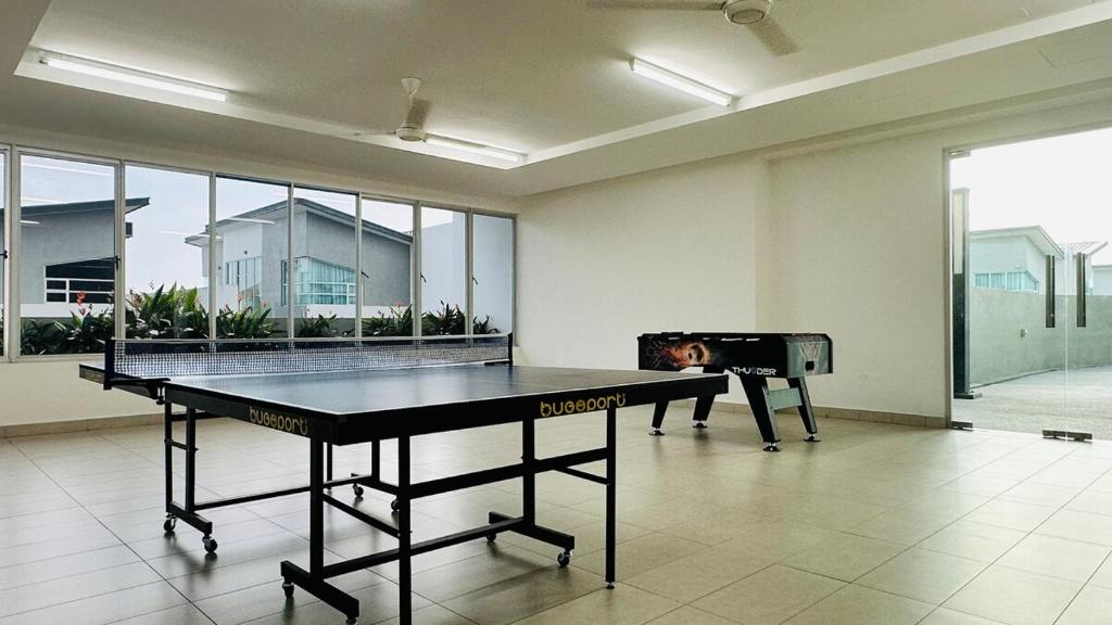 Stolní tenis v ubytování D'Lagoon Austin By iHHomes nebo okolí