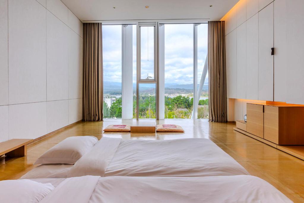 Postel nebo postele na pokoji v ubytování SEAMARQ HOTEL
