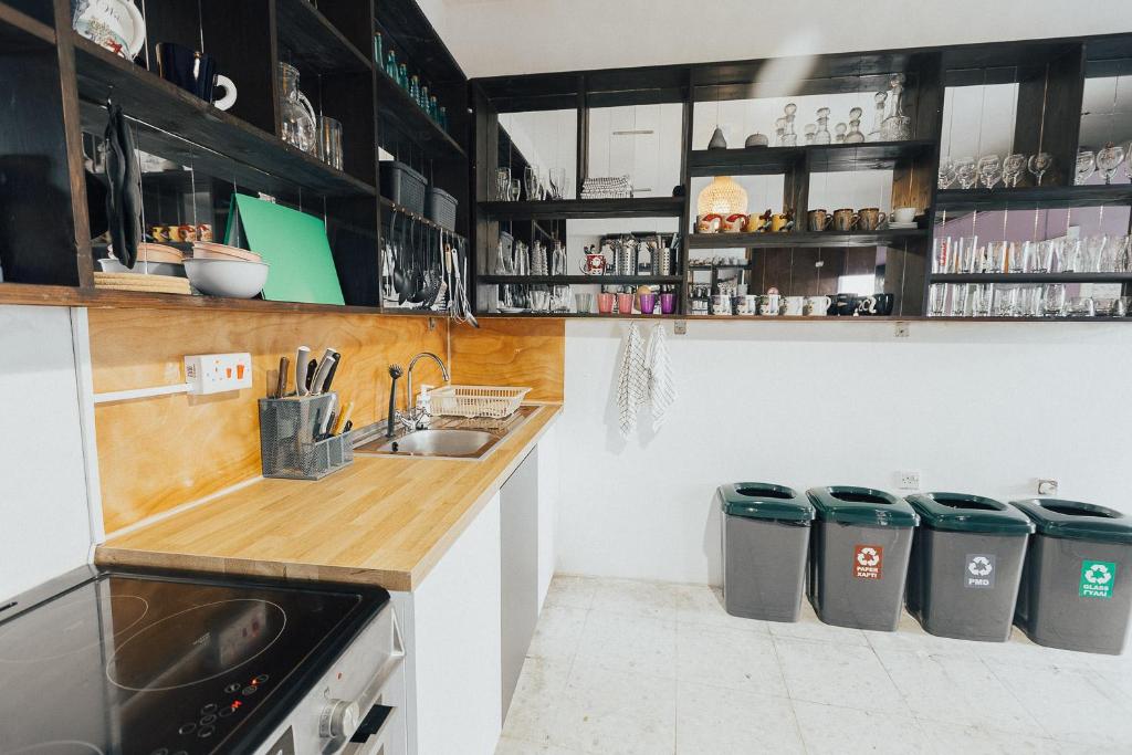 Kuchyň nebo kuchyňský kout v ubytování One Love One World Ayia Napa Square Hostel