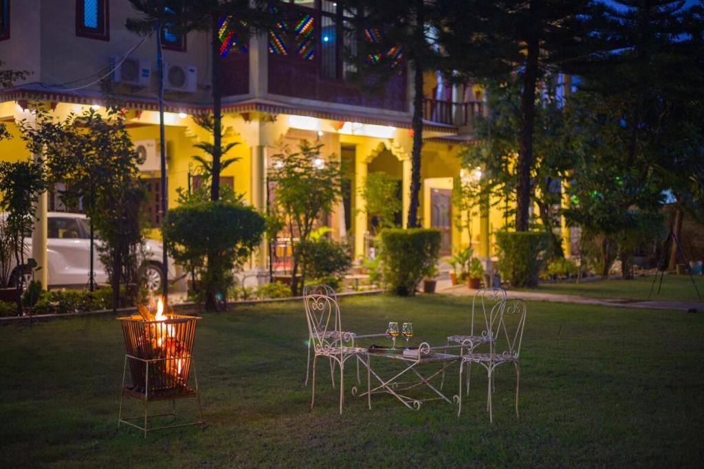 ウダイプールにあるAbhimanyu Mansion Emerald 1-Room Retreat With Common Outdoor Dining Area & Gardenのギャラリーの写真