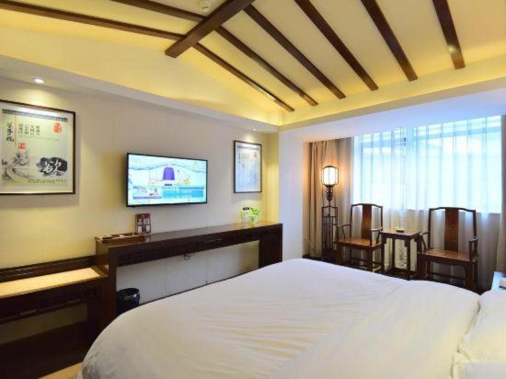 TV a/nebo společenská místnost v ubytování Oriental Hotel