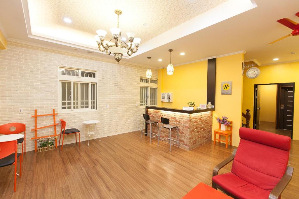 a living room with a red couch and a bar at N. Castle Hotel in Yilan City