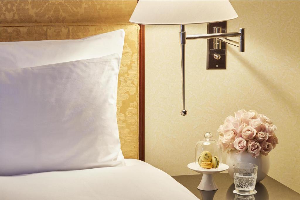 Postel nebo postele na pokoji v ubytování Hotel Adlon Kempinski Berlin