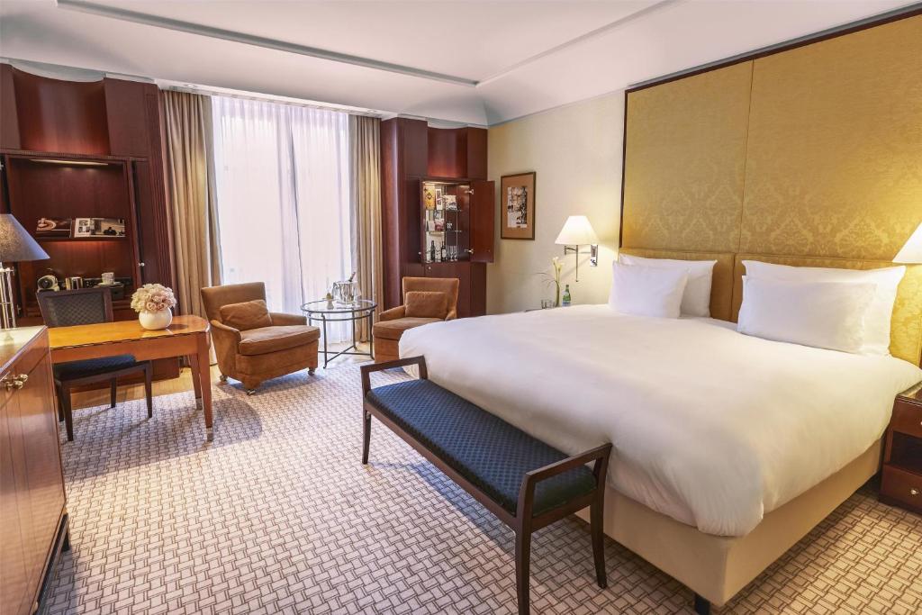 Postel nebo postele na pokoji v ubytování Hotel Adlon Kempinski Berlin