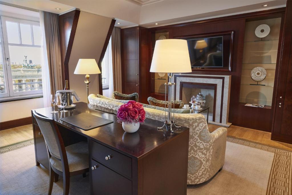 TV a/nebo společenská místnost v ubytování Hotel Adlon Kempinski Berlin