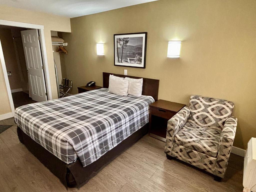 Postel nebo postele na pokoji v ubytování Rodeway Inn & Suites