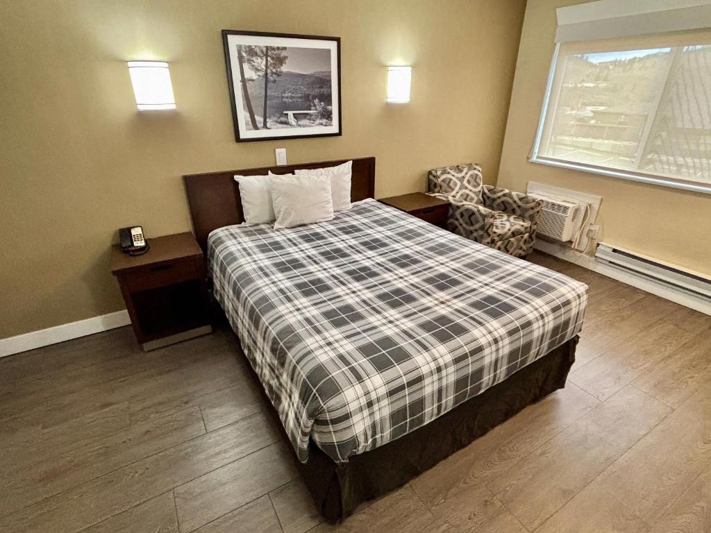 Postel nebo postele na pokoji v ubytování Rodeway Inn & Suites