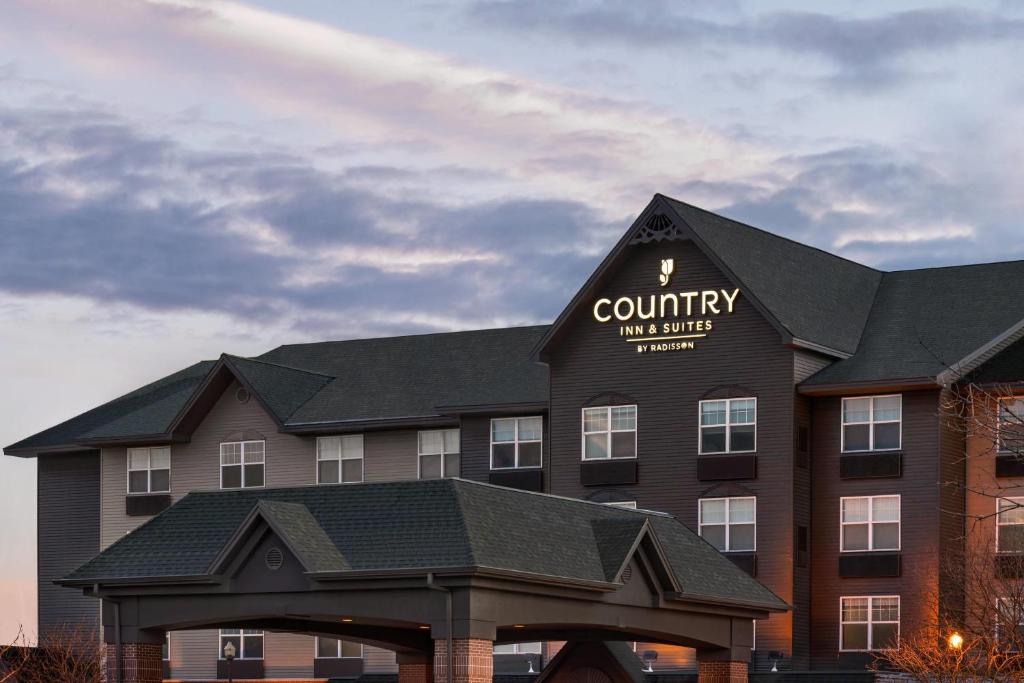 a building with a sign on the top of it at Country Inn & Suites by Radisson, Boise West - Meridian in Meridian