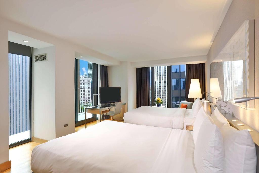 Postel nebo postele na pokoji v ubytování Radisson Blu Aqua Hotel, Chicago