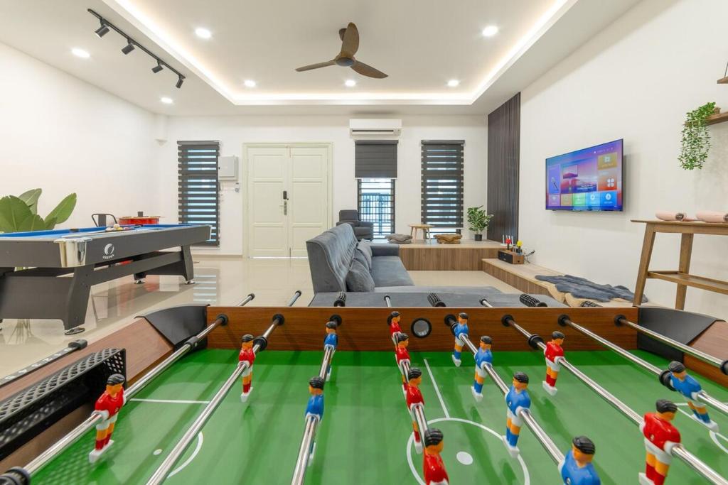 ein Wohnzimmer mit Spielzeugfiguren auf einem Billardtisch in der Unterkunft 7 号 Kota Cozy Homestay 3 storey 22pax-7 Room-SingK in Gua Sai