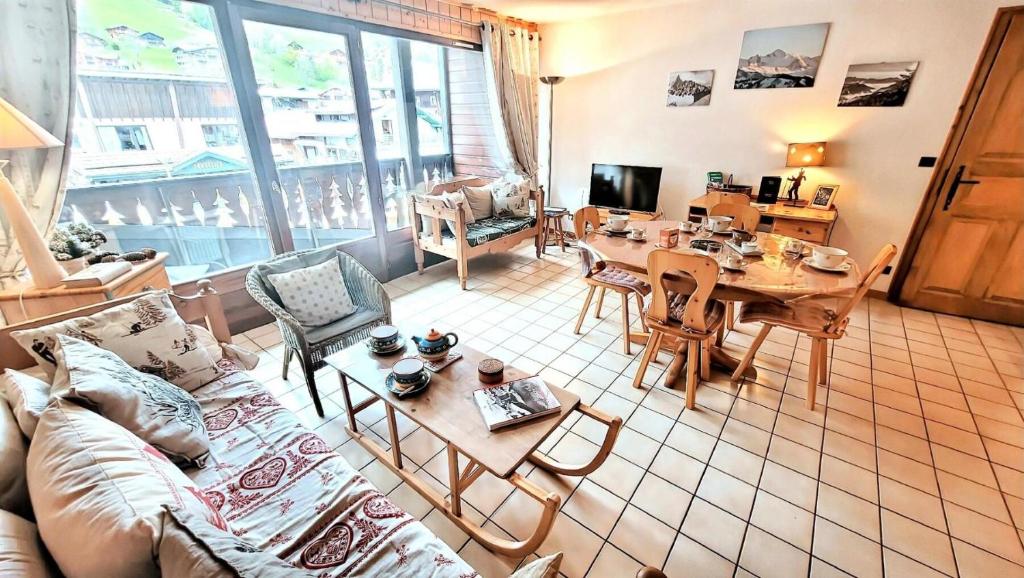 un salon avec un canapé et une table dans l'établissement Résidence Week End - Appartement spacieux et lumineux, en plein centre MAE-2591, aux Gets