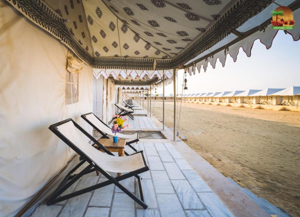 Balkón nebo terasa v ubytování Limra Desert Camp