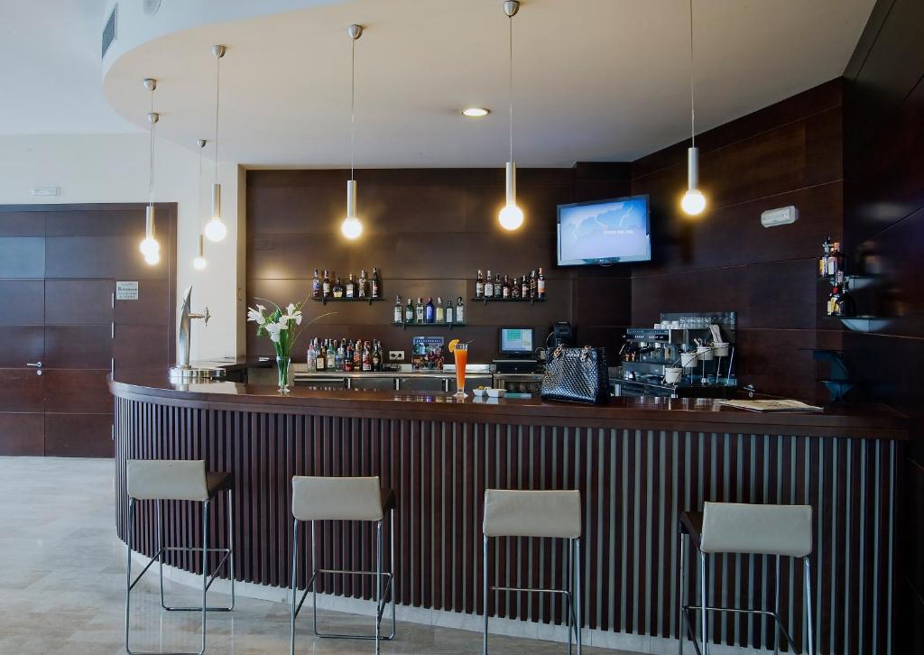 El salón o zona de bar de Hotel Bahía Calpe by Pierre & Vacances