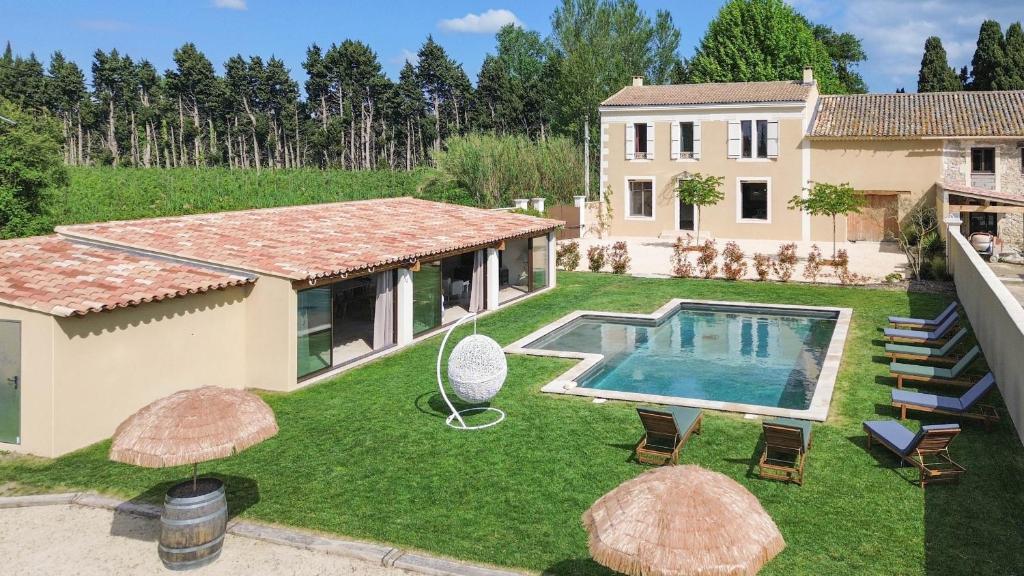 une vue aérienne d'une maison avec piscine dans l'établissement Le Champ des Cigales, à Noves
