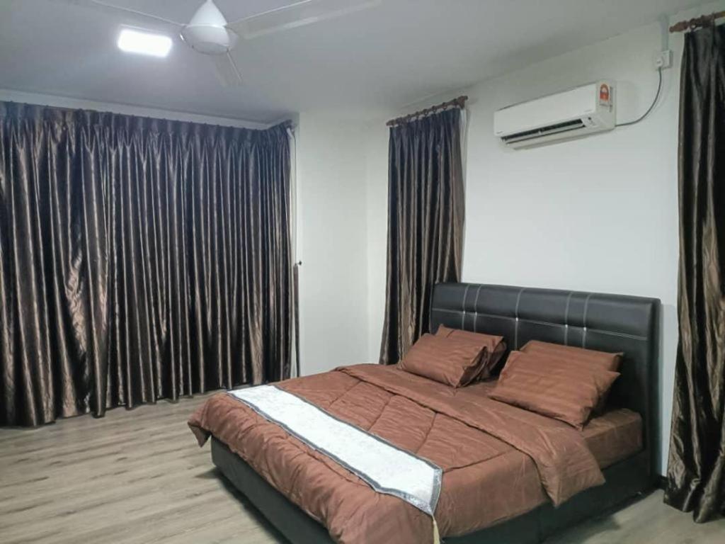 ein Schlafzimmer mit einem großen Bett in einem Zimmer in der Unterkunft OYO HOME 90769 Flo Inn Homestay Bsi in Kampong Parit
