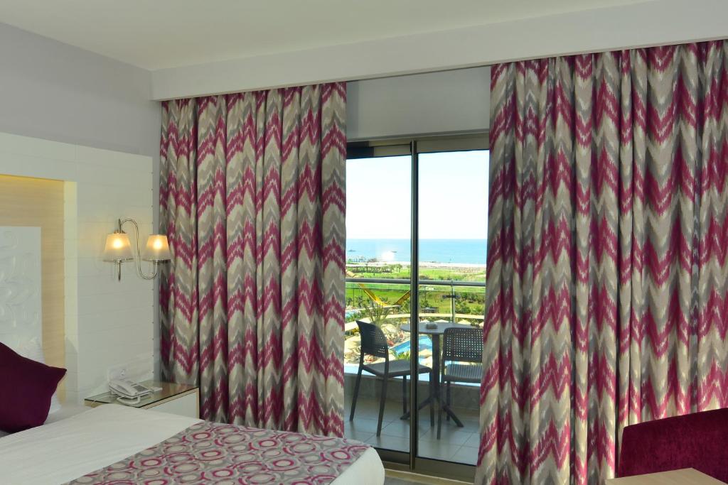 Postel nebo postele na pokoji v ubytování Sunmelia Beach Resort Hotel & Spa-All Inclusive