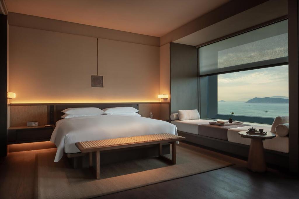 Postel nebo postele na pokoji v ubytování Alila Dong'Ao Island Zhuhai