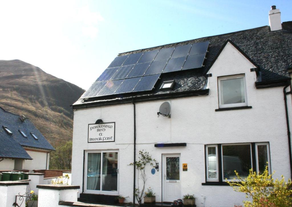 uma casa com painéis solares no telhado em Park View em Ballachulish