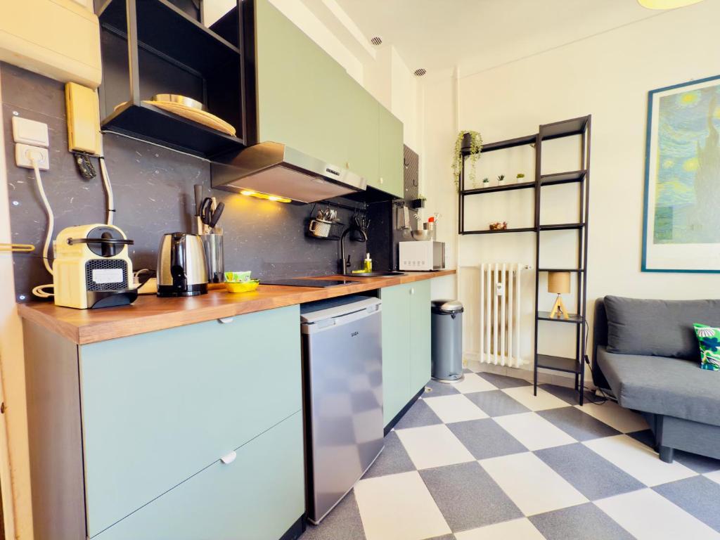 - une cuisine avec un comptoir et un canapé dans la chambre dans l'établissement New Alba 3 Pers WiFi AC, à Nice