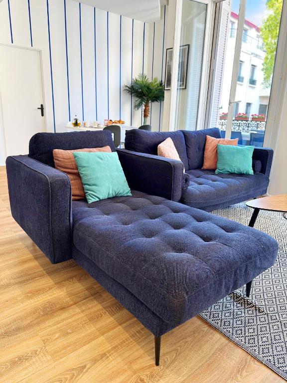 - un salon avec deux canapés et un canapé bleu dans l'établissement Dolce Cannes Riviera Cannes, à Cannes