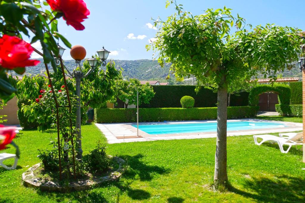 The swimming pool at or close to Casa Rural El Berrueco