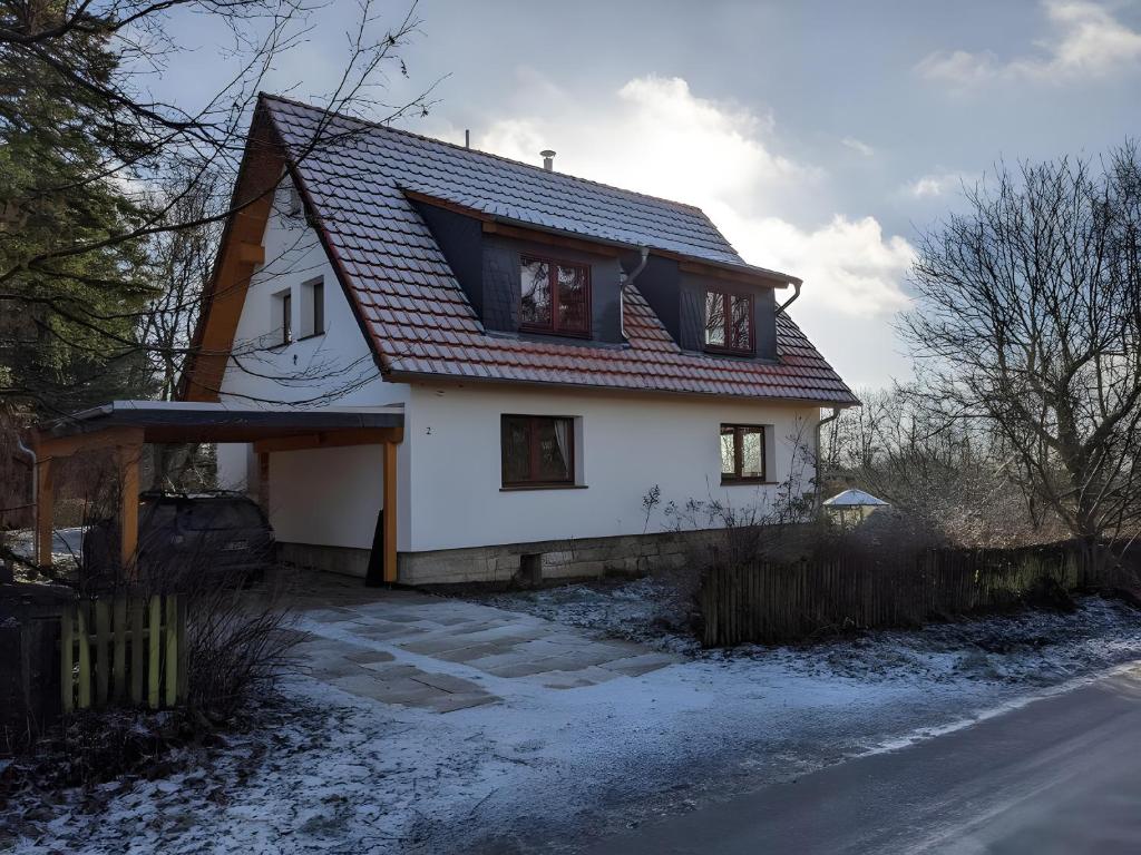 a white house with two windows and a roof at Ahlberg Ferienhaus in Mariendorf