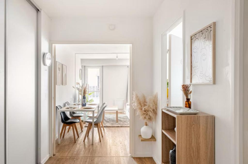 une cuisine et une salle à manger avec une table et des chaises dans l'établissement Bonaparte Spa & Terrace, Évry-Courcouronnes