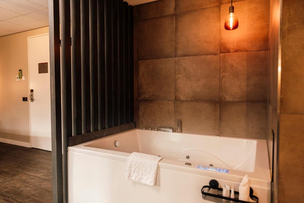 Koupelna v ubytování Hotel de Kastanjefabriek