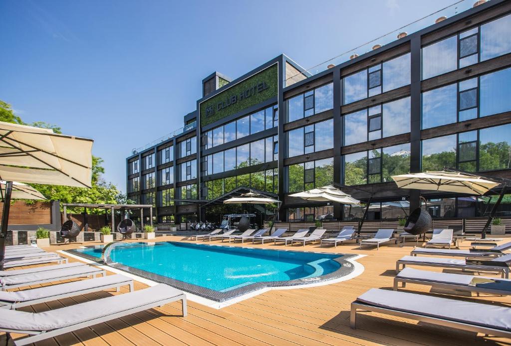Bazén v ubytování M1 Club Hotel nebo v jeho okolí
