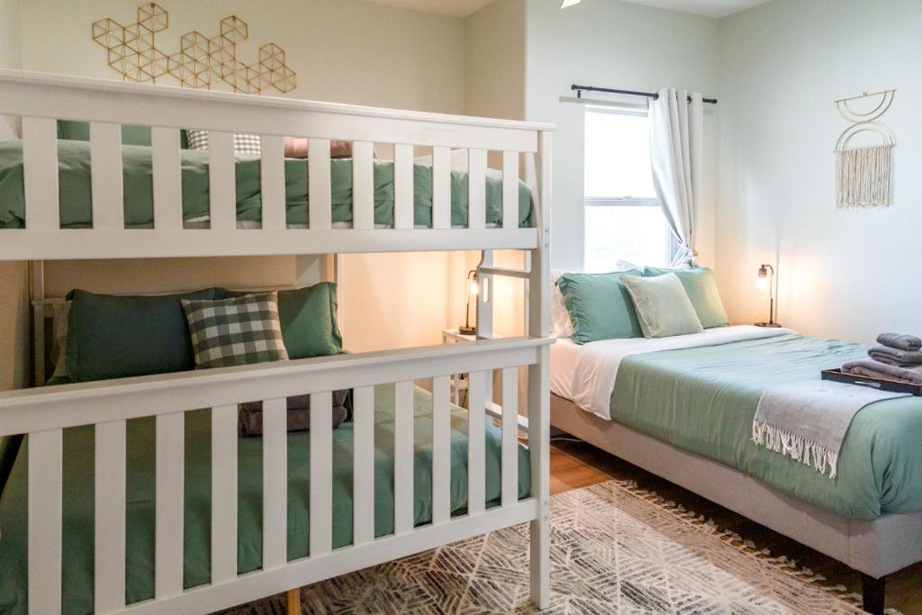 Ένα ή περισσότερα κρεβάτια σε δωμάτιο στο Family Getaway Villa to Disneyland! Sleeps up to 22 persons w Game Room, Pool Table & EV Friendly