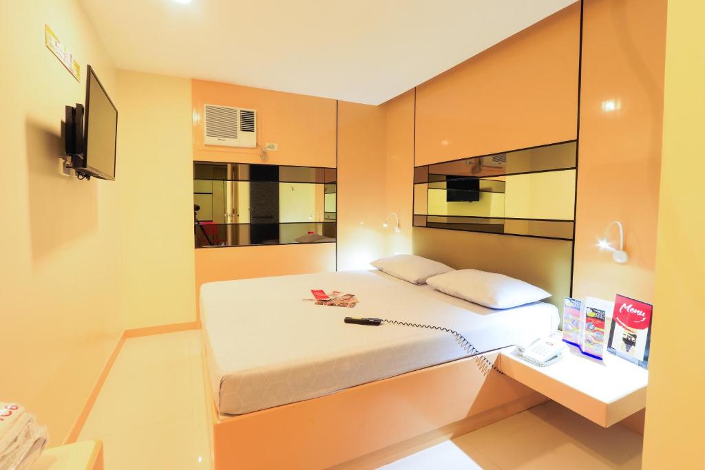 Postel nebo postele na pokoji v ubytování Hotel Sogo Alabang Rotonda