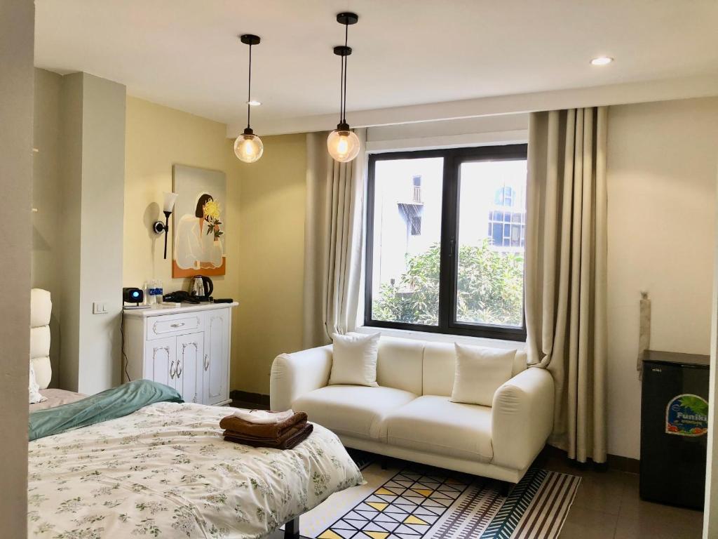Postel nebo postele na pokoji v ubytování Luxe Hotel Truong Chinh Ha Noi