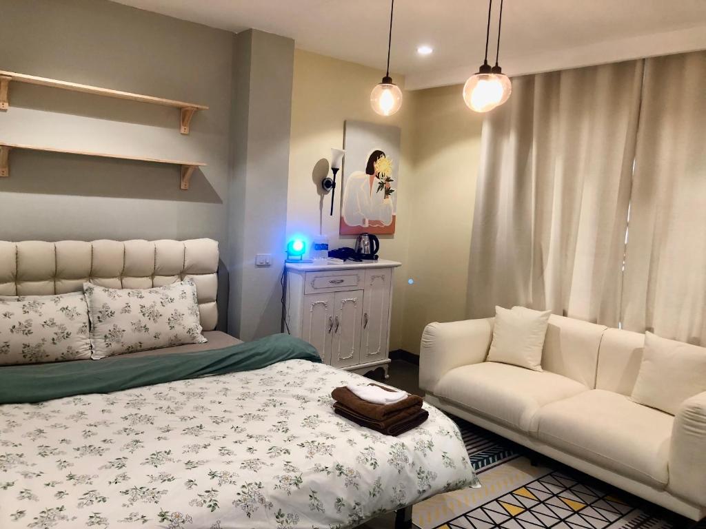 Postel nebo postele na pokoji v ubytování Luxe Hotel Truong Chinh Ha Noi