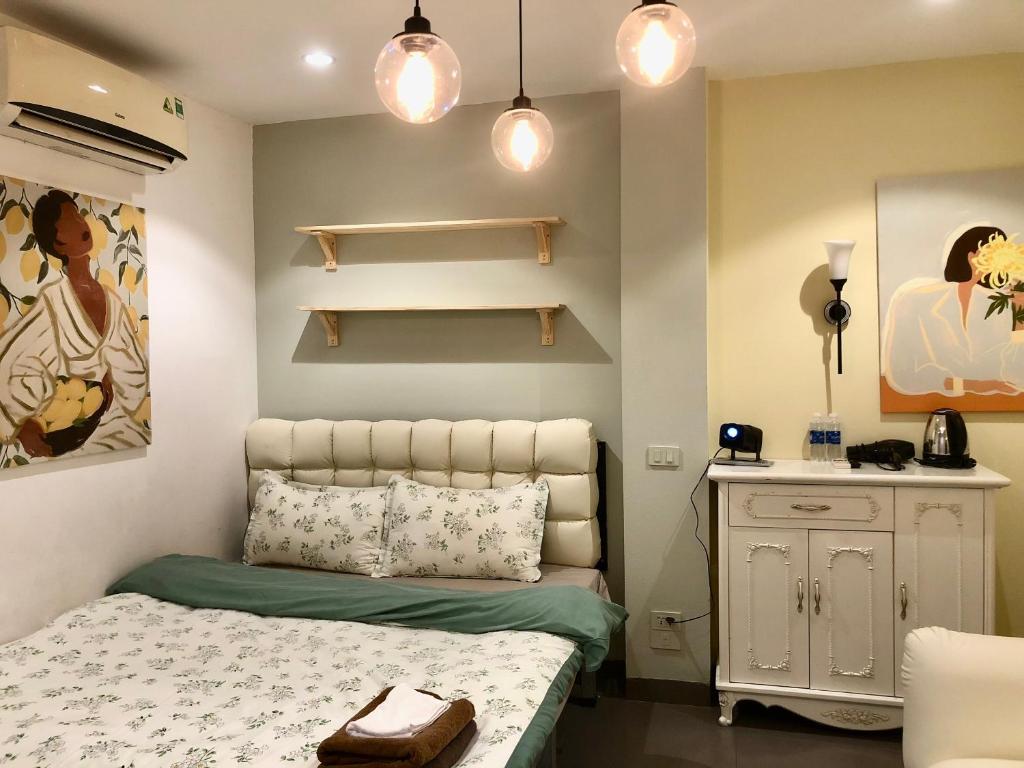 Postel nebo postele na pokoji v ubytování Luxe Hotel Truong Chinh Ha Noi