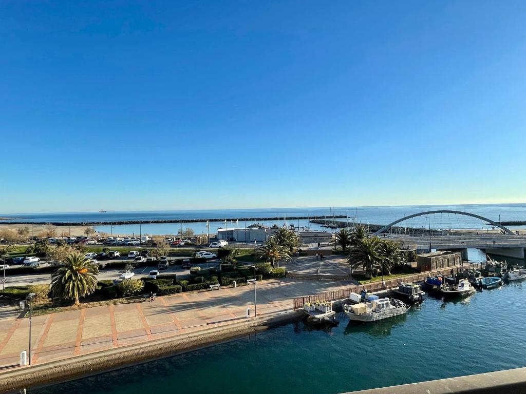 une vue d'un port avec des bateaux dans l'eau dans l'établissement Appartement 2 pièces avec parking et climatisation à Sète - FR-1-338-419, à Sète
