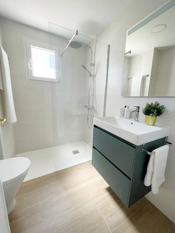 Łazienka w obiekcie Apartamento Lia en Port Addaia, piscina y barbacoa, perfecto para vacaciones